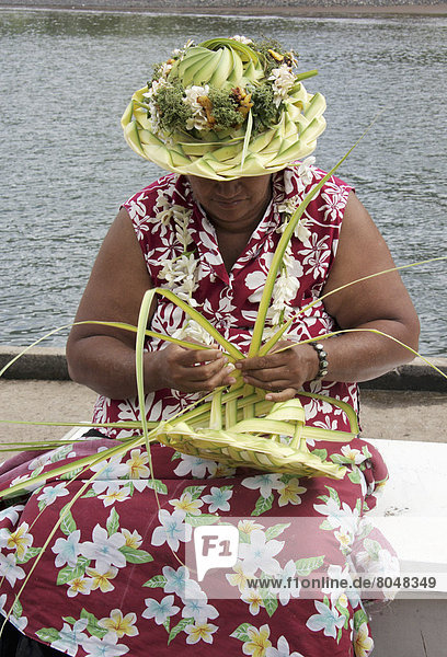 Frau weben Polynesien