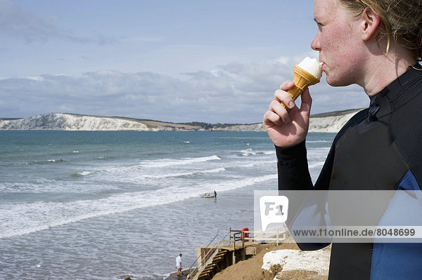 Landschaftlich schön  landschaftlich reizvoll  Frau  Großbritannien  Eis  Bach  Fokus auf den Vordergrund  Fokus auf dem Vordergrund  Ansicht  essen  essend  isst  Bucht  Sahne  England  Isle of Wight
