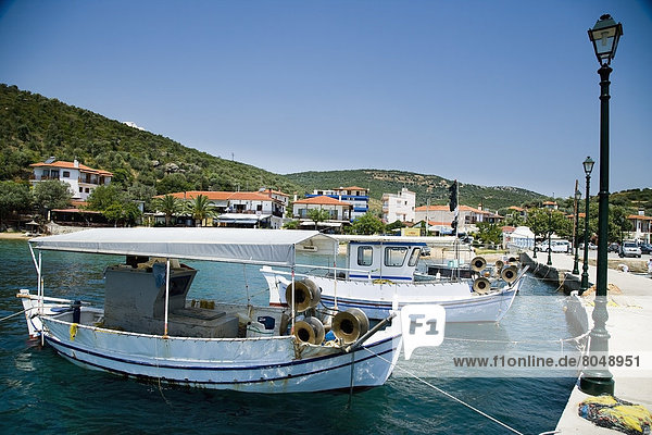 Fischereihafen Fischerhafen Tradition klein Küste Stadt Boot vertäut Griechenland