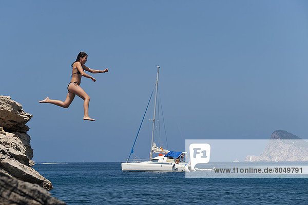 Strand  klein  Steilküste  springen  Mädchen  Ibiza  Spanien