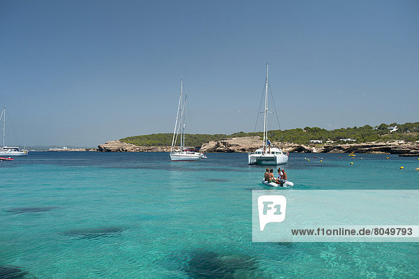 Mensch  Menschen  Strand  klein  Boot  Yacht  ausgehen  Ibiza  Spanien