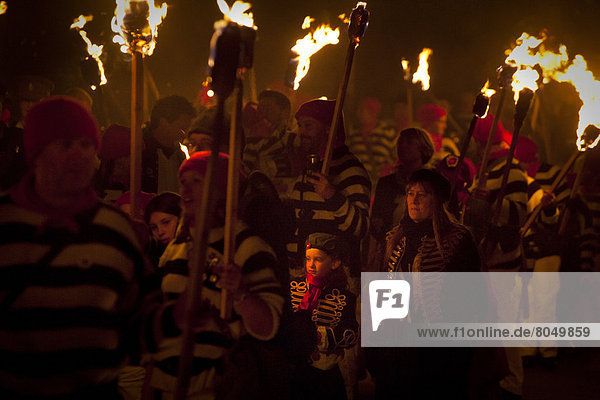 verbrennen  Mensch  Menschen  Nacht  Großbritannien  Straße  vorwärts  jung  Freudenfeuer  East Sussex  England  marschieren