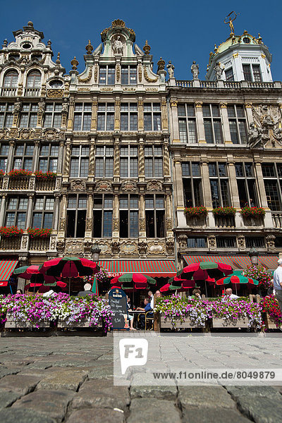 Außenaufnahme  Mensch  Menschen  Brüssel  Hautpstadt  Ehrfurcht  trinken  essen  essend  isst  Cafe  Belgien  Platz