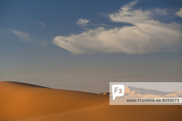 nahe  Wolke  über  Sand  Düne  Merzouga  Marokko