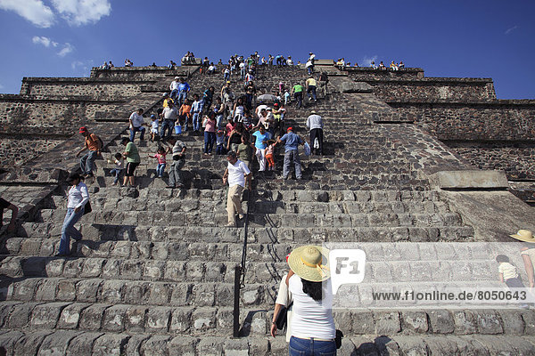 pyramidenförmig  Pyramide  Pyramiden  hoch  oben  Mensch  Menschen  Mond  Mexiko  klettern  Pyramide
