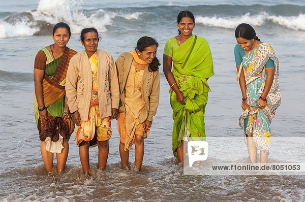 Wasser  Frau  Pose  bis an die Knöchel im Wasser  Indien  indische Abstammung  Inder  tief  Karnataka