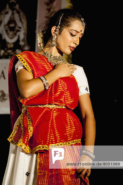 Tradition  tanzen  jung  Mädchen  Kleid  Indien  Karnataka