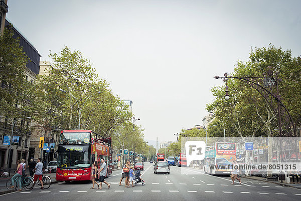 überqueren  Mensch  Menschen  Straße  beschäftigt  Fernverkehrsstraße  Stilleben  still  stills  Stillleben  Barcelona  Spanien