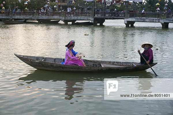Tradition  Boot  Kleid  Hoi An  Vietnam  vietnamesisch