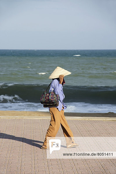 kegelförmig  Kegel  Frau  gehen  Strand  Hut  Nha Trang  Vietnam