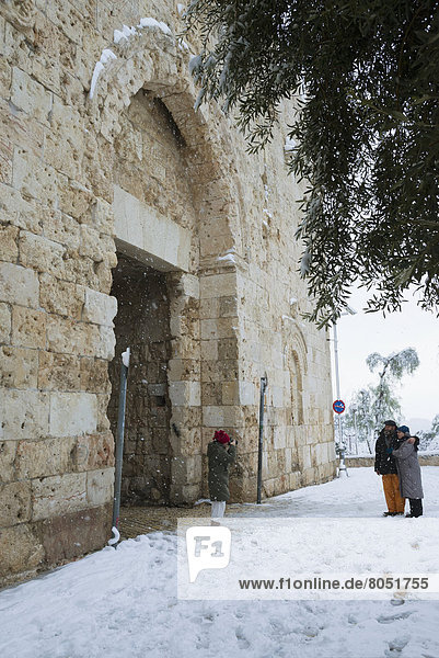 Jerusalem  Hauptstadt  stehend  frontal  Eingang  Israel