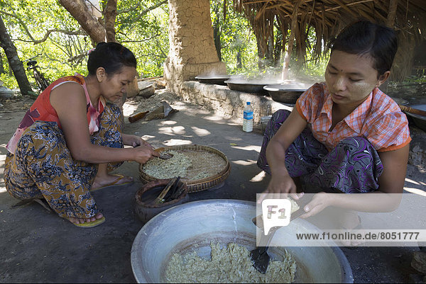 Women cooking todi juice candy  Myaungmya  Irrawaddyi Division  Myanmar