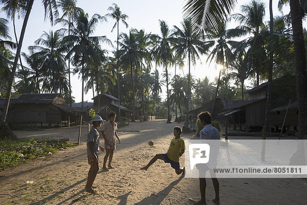 Mann  Spiel  Sonnenuntergang  Straße  Dorf  jung  Ball Spielzeug  Myanmar