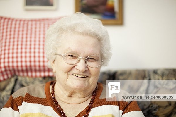 Lächelnde alte Frau mit Brille  Portrait