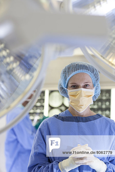 Chirurg im Operationssaal stehend