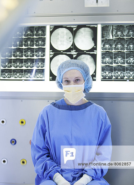 Chirurg sitzend mit Röntgenstrahlen