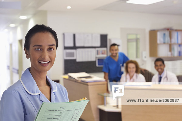 Krankenschwester lächelt im Flur des Krankenhauses