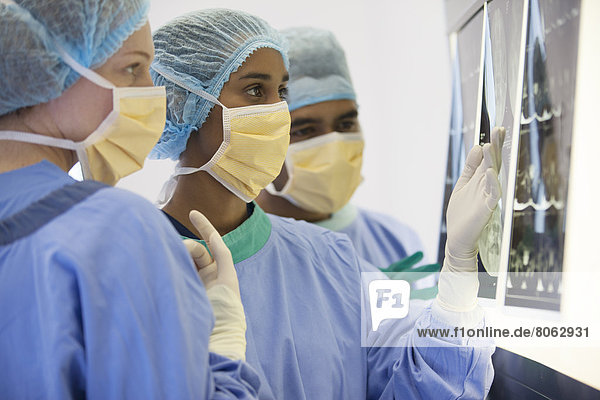 Chirurgen untersuchen Röntgenstrahlen im Operationssaal