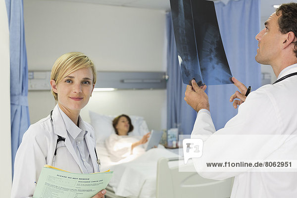 Ärzte untersuchen Röntgenaufnahmen im Krankenhauszimmer
