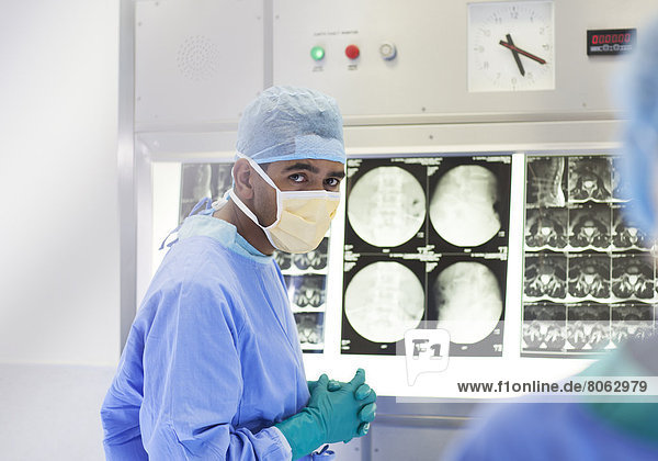 Chirurg bei der Röntgenuntersuchung im Operationssaal