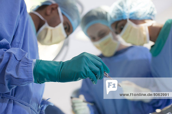 Chirurgisches Haltemesser im Operationssaal