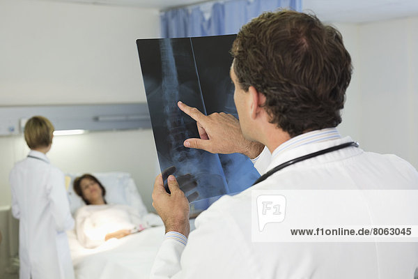 Arzt bei der Röntgenuntersuchung im Krankenhauszimmer