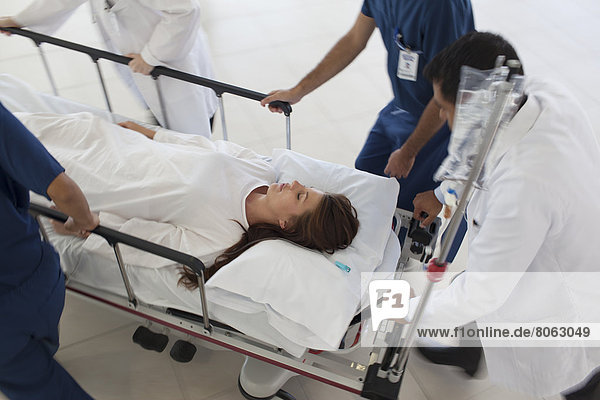 Krankenhauspersonal hetzt Patient in den Operationssaal