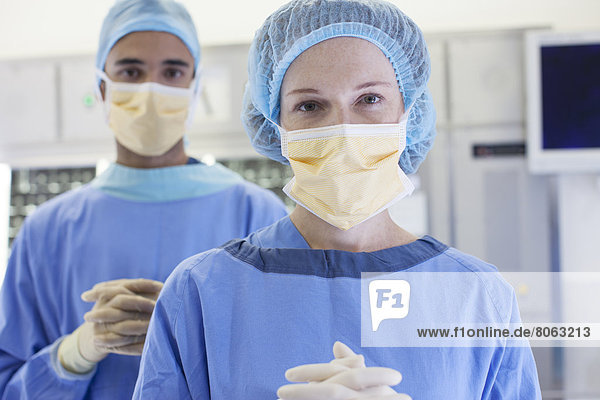 Im Operationssaal stehende Chirurgen