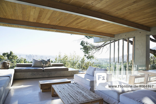 Sofas und Tische auf moderner Veranda