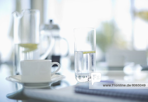 Kaffeetassen und Wassergläser auf dem Besprechungstisch