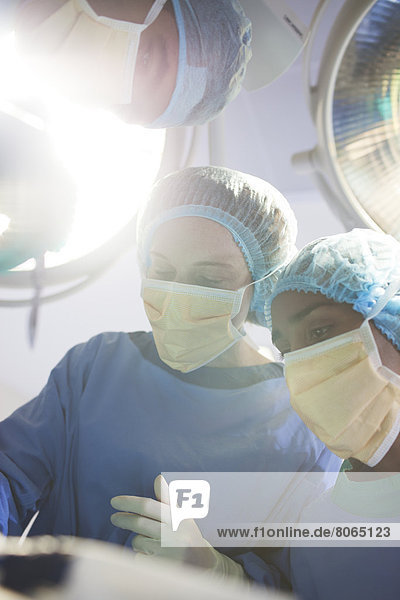 Chirurgen  die im Operationssaal arbeiten