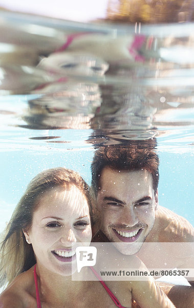 Paar lächelt im Schwimmbad