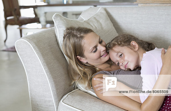 Mutter und Tochter entspannen auf dem Sofa