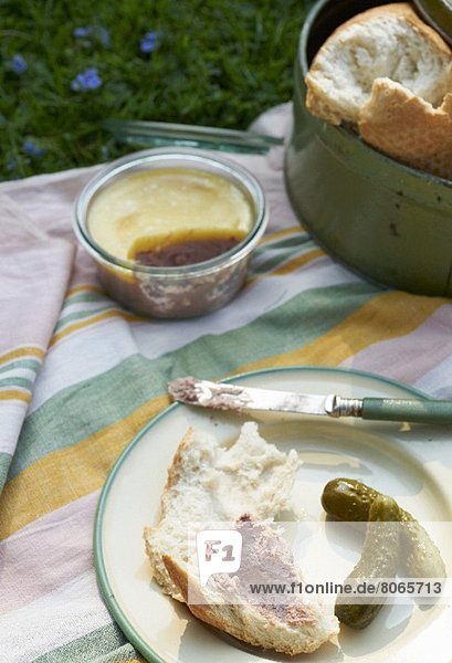 Baguette mit Leberpastete und Essiggurken
