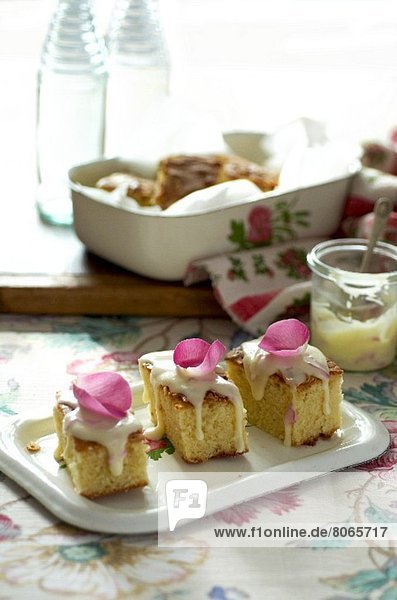 Mandelkuchen mit Rosenblüten und Zuckerguss