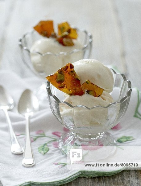 Vanilleeis mit Karamelsplittern