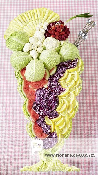 Eisbecher aus Gemüse  Obst und Salat