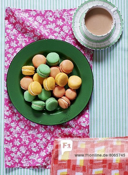 Viele Macarons auf Teller  Kaffeetasse