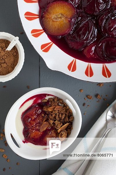 Ofengeröstete Pflaumen mit Joghurt  Granola & Zimt