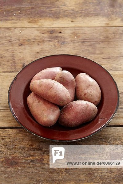 Rote Kartoffeln auf einem Emailleteller
