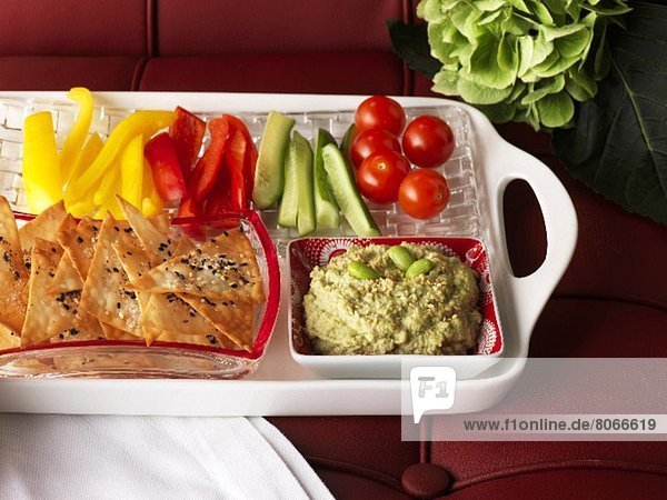 Rohkost mit Edamamepüree und Sesamcracker