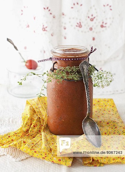 Ein Glas hausgemachter Gazpacho mit Zitronenthymian