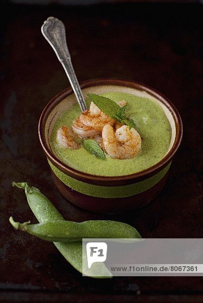 Grüne Erbsen-Minze-Suppe mit Garnelen