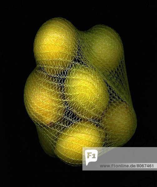 Ein Netz mit Zitronen