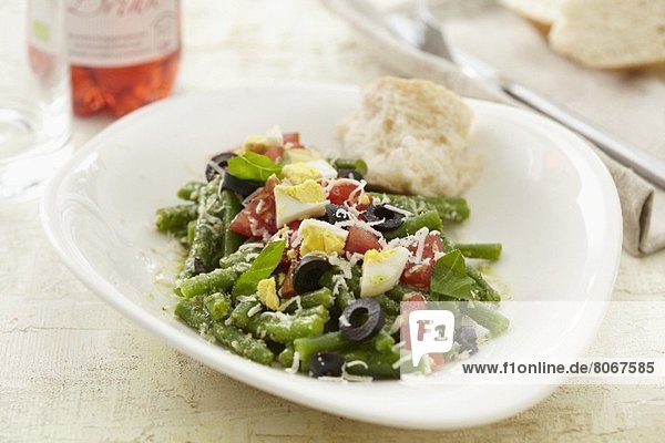 Bohnensalat mit Oliven  Tomaten und Ei