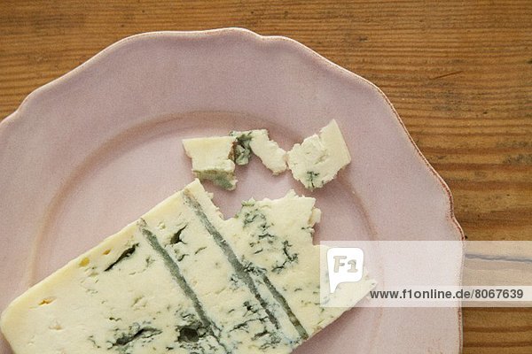 Ein Stück Blauschimmelkäse auf Teller