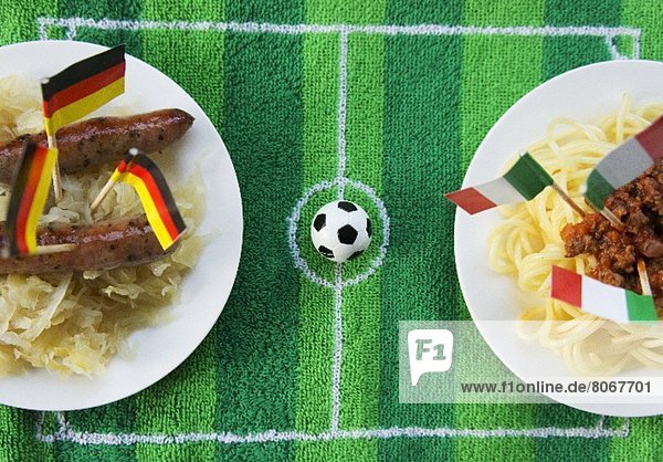 Würstchen mit Kraut (Deutschland) & Spaghetti (Italien) mit Fussballdeko