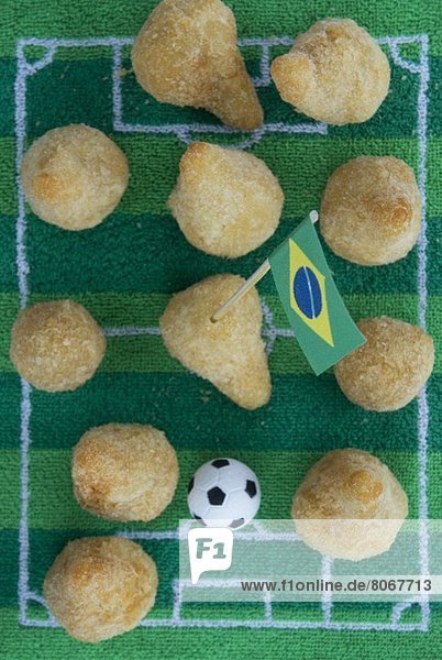 Salgadinhos (Gefülltes Gebäck  Brasilien) mit Fussballdeko