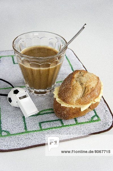 Frühstück mit Kaffee  Brötchen & Fussballdeko