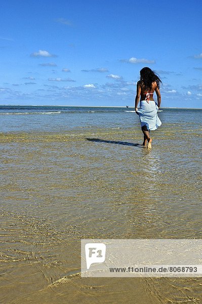 junge Frau junge Frauen Wasser Frankreich Frau gehen Strand Landschaft Küste Atlantischer Ozean Atlantik Geographie Aquitanien Gironde